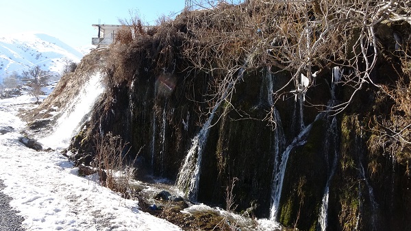 Foto - -12 derecede şelale dondu
