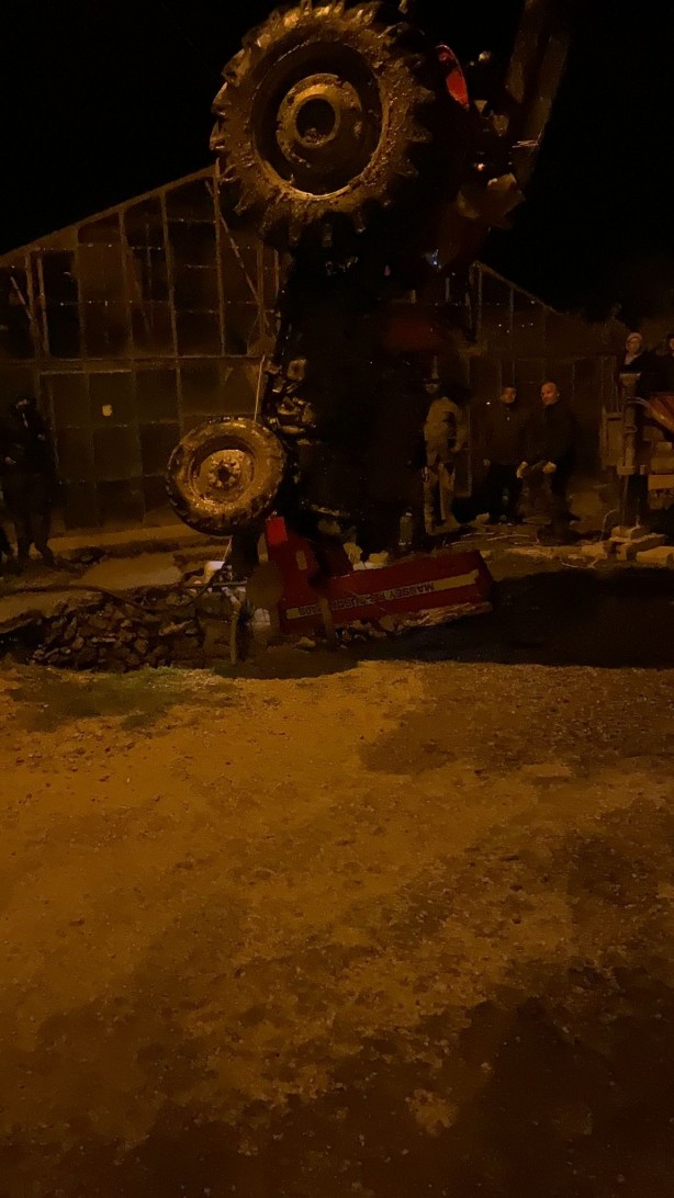 Foto - Traktörle 12 metrelik kuyuya düştü! Yüzerek çıktı