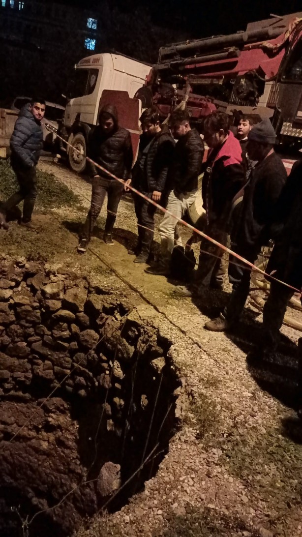 Foto - Traktörle 12 metrelik kuyuya düştü! Yüzerek çıktı