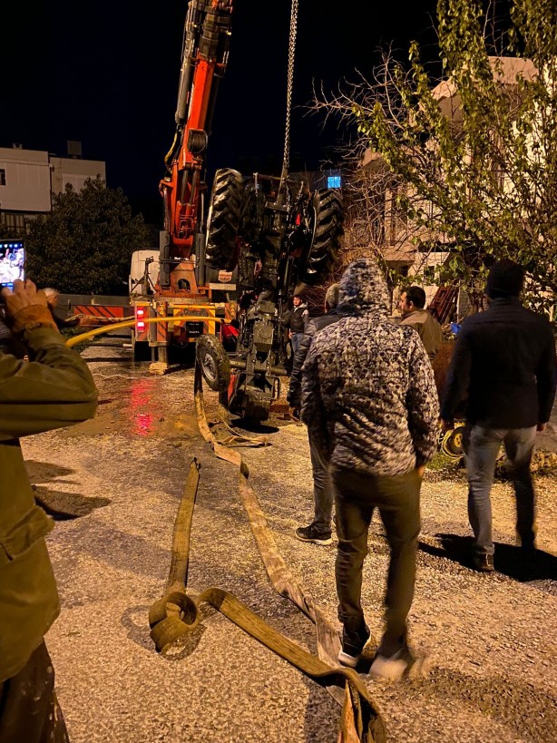 Foto - Traktörle 12 metrelik kuyuya düştü! Yüzerek çıktı