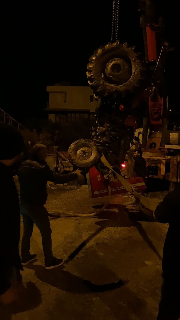 Foto - Traktörle 12 metrelik kuyuya düştü! Yüzerek çıktı