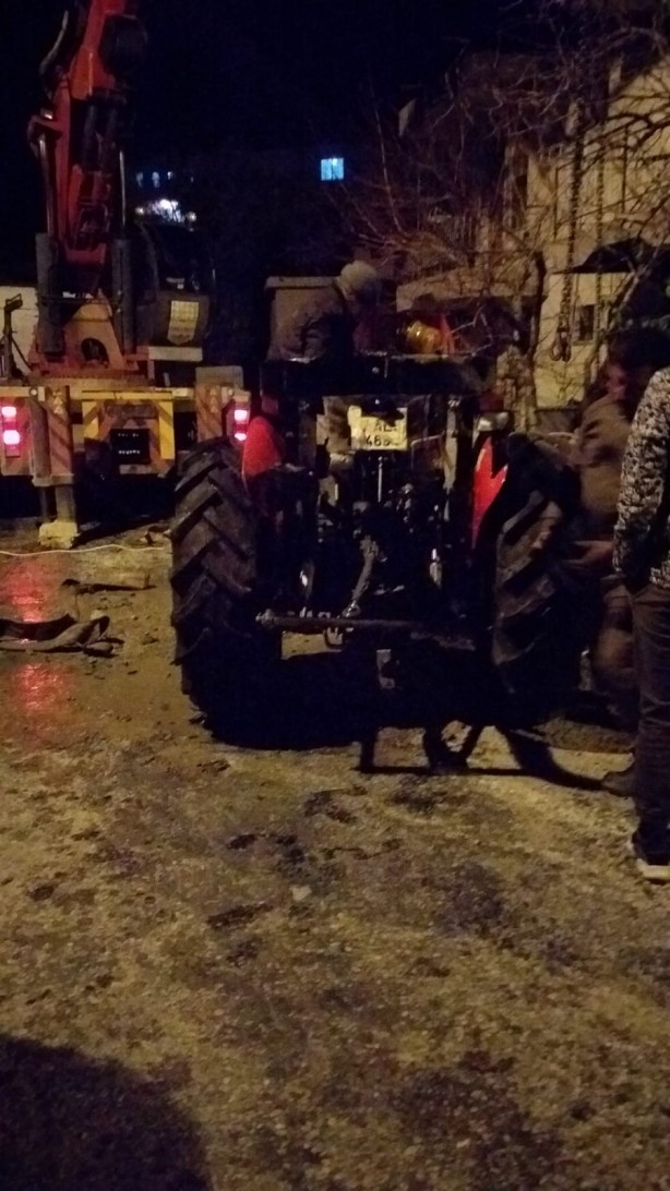 Foto - Traktörle 12 metrelik kuyuya düştü! Yüzerek çıktı