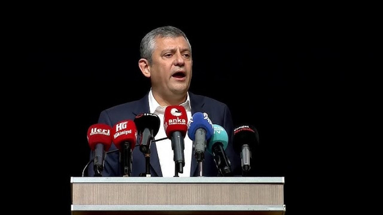 Foto - 12 yenilgili başkan için zırlıyordu şimdi maval okuyor: Özgür dün ağladı, şimdi salladı