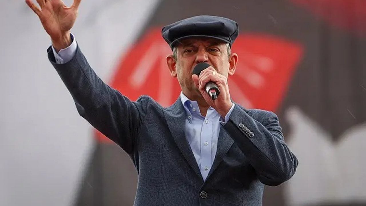 Foto - 12 yenilgili başkan için zırlıyordu şimdi maval okuyor: Özgür dün ağladı, şimdi salladı