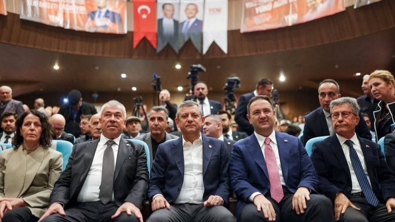 Foto - 12 yenilgili başkan için zırlıyordu şimdi maval okuyor: Özgür dün ağladı, şimdi salladı