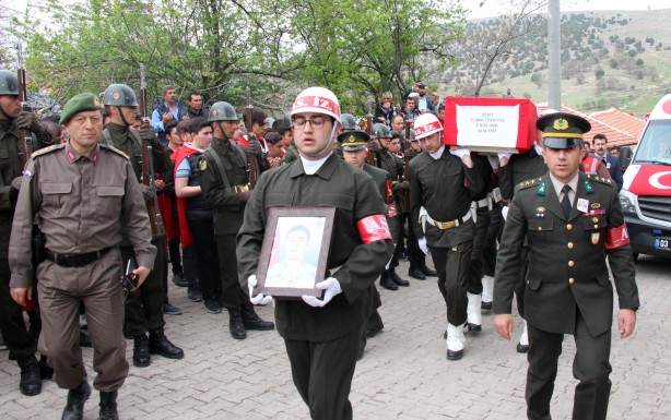 Foto - 120 nüfuslu köyün şehidini 5 bin kişi uğurladı!