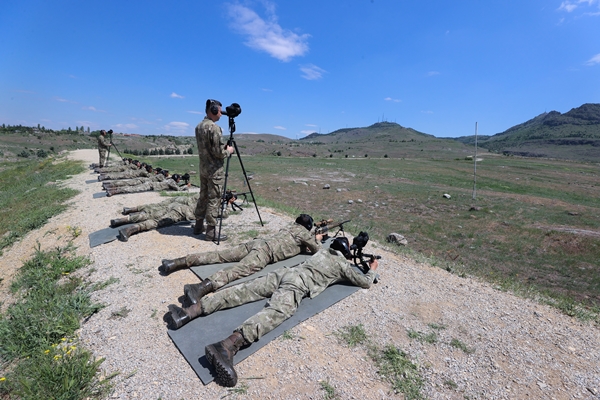 Foto - 1200 metreden tam isabet... Düşmana göz açtırmıyorlar