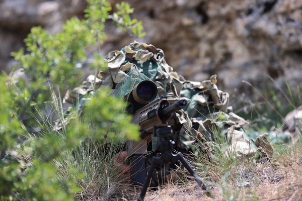 Foto - 1200 metreden tam isabet... Düşmana göz açtırmıyorlar