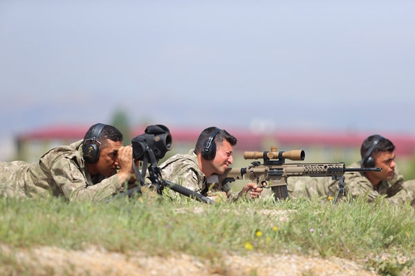 Foto - 1200 metreden tam isabet... Düşmana göz açtırmıyorlar