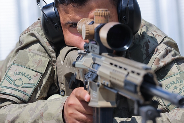 Foto - 1200 metreden tam isabet... Düşmana göz açtırmıyorlar