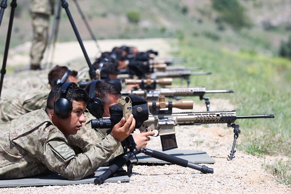 Foto - 1200 metreden tam isabet... Düşmana göz açtırmıyorlar
