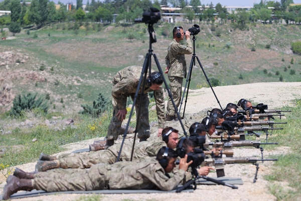 Foto - 1200 metreden tam isabet... Düşmana göz açtırmıyorlar