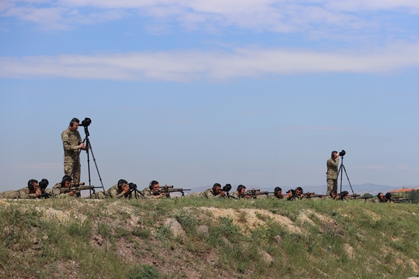 Foto - 1200 metreden tam isabet... Düşmana göz açtırmıyorlar