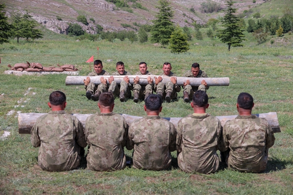 Foto - 1200 metreden tam isabet... Düşmana göz açtırmıyorlar