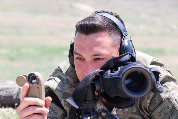 Foto - 1200 metreden tam isabet... Düşmana göz açtırmıyorlar