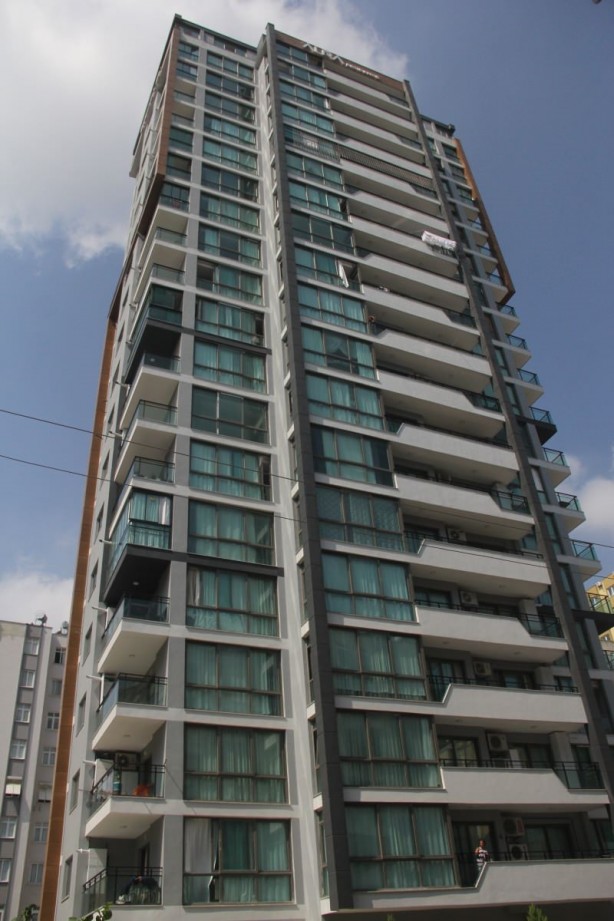 Foto - 13. kattan düşüp ölen adamın komşuları balkonda kahve içti
