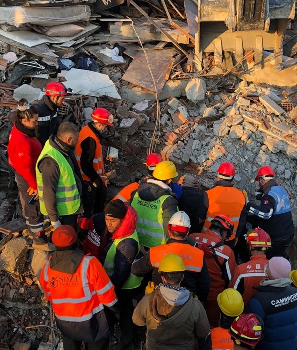 Foto - 136 saat sonra enkazdan kurtarıldı