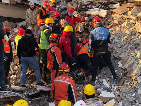 136 saat sonra enkazdan kurtarıldı