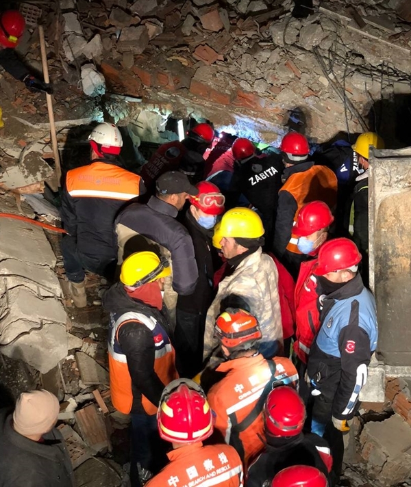 Foto - 136 saat sonra enkazdan kurtarıldı