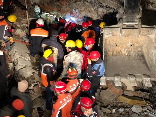 Foto - 136 saat sonra enkazdan kurtarıldı