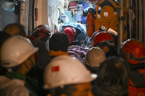 Foto - 138. saatte enkaz altından kurtarıldılar!