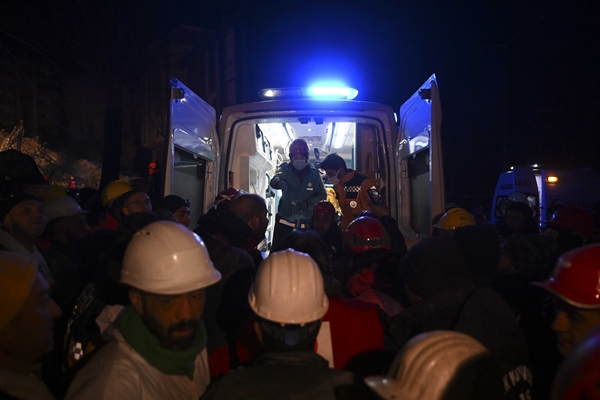 Foto - 138. saatte enkaz altından kurtarıldılar!