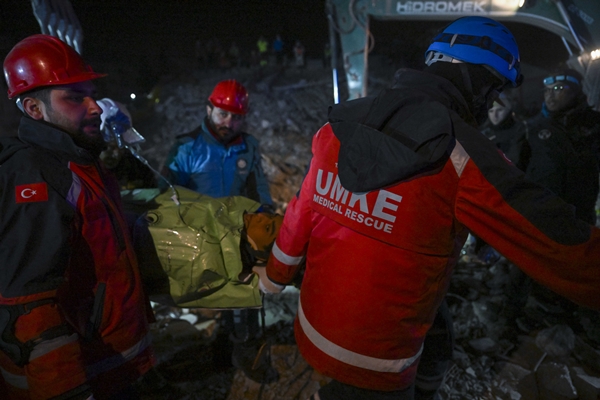 138. saatte enkaz altından kurtarıldılar!