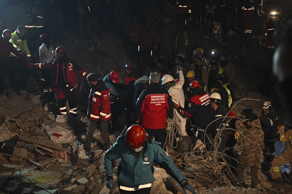 Foto - 138. saatte enkaz altından kurtarıldılar!