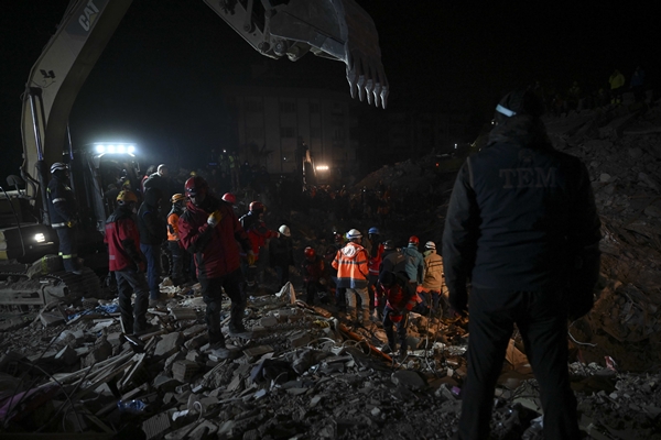 Foto - 138. saatte enkaz altından kurtarıldılar!