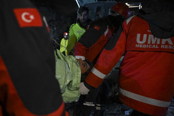 Foto - 138. saatte enkaz altından kurtarıldılar!