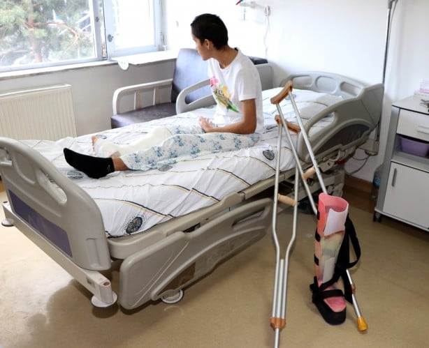 14 ameliyat sonrası güzel haber! Bacağı kopan kız çocuğu 4 ay sonra adım attı