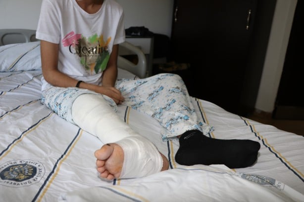 Foto - 14 ameliyat sonrası güzel haber! Bacağı kopan kız çocuğu 4 ay sonra adım attı