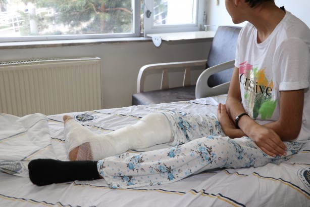 Foto - 14 ameliyat sonrası güzel haber! Bacağı kopan kız çocuğu 4 ay sonra adım attı