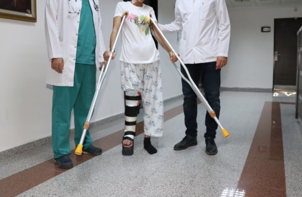Foto - 14 ameliyat sonrası güzel haber! Bacağı kopan kız çocuğu 4 ay sonra adım attı