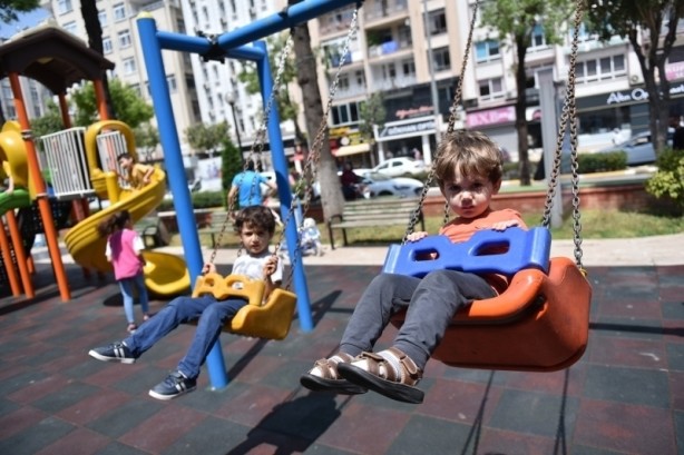 Foto - 14 yaş altındaki çocuklar 40 gün sonra parklara akın etti