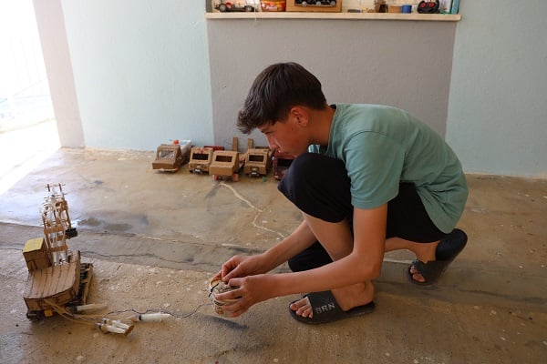 Foto - 14 yaşındaki Olcay yeteneğiyle hayran bırakıyor! Atık ürünler robotik malzemelere dönüşüyor