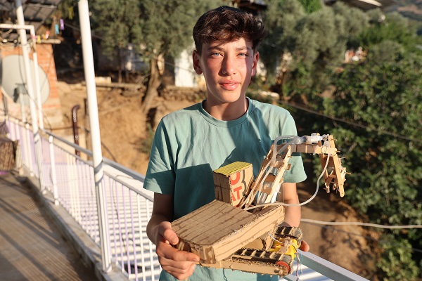 Foto - 14 yaşındaki Olcay yeteneğiyle hayran bırakıyor! Atık ürünler robotik malzemelere dönüşüyor
