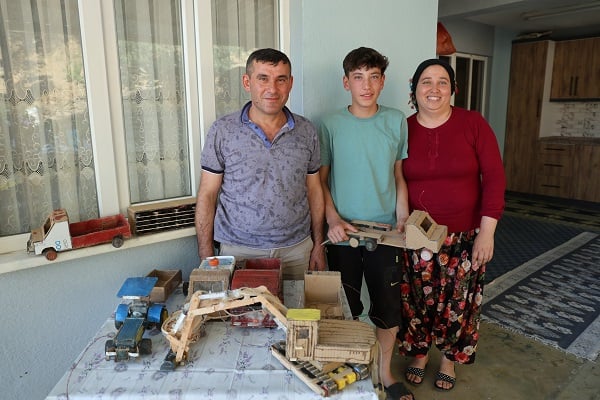 Foto - 14 yaşındaki Olcay yeteneğiyle hayran bırakıyor! Atık ürünler robotik malzemelere dönüşüyor