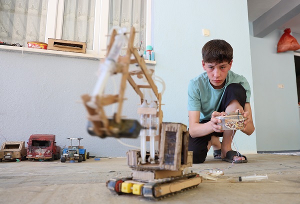 14 yaşındaki Olcay yeteneğiyle hayran bırakıyor! Atık ürünler robotik malzemelere dönüşüyor