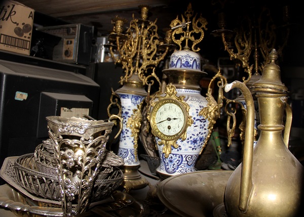 14 yıl önce hobi olarak başladı! Dükkanında yüz binlerce antika var