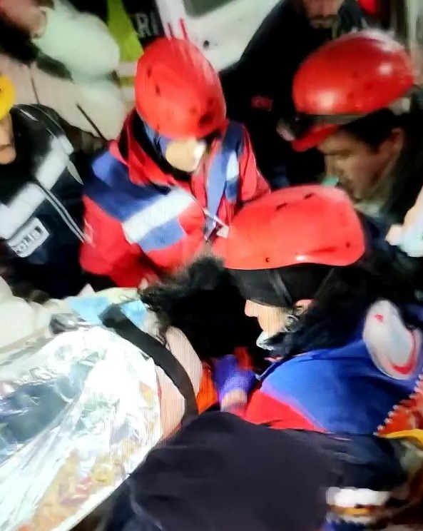 142 saat sonra sağ kurtulan Meltem öğretmenin ilk isteği bakın ne oldu?