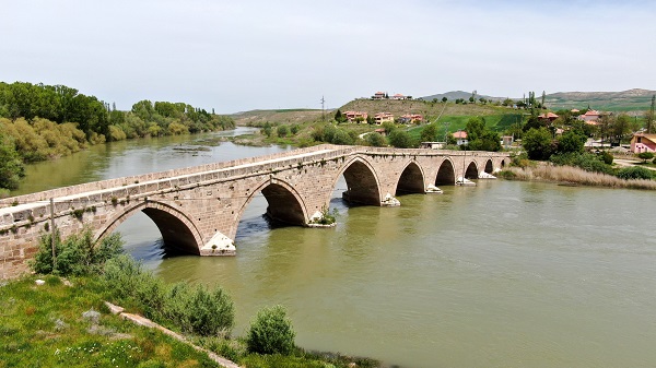 Foto - 1492 yılında yapıldı! Bakın tarihi köprü kimlere yuva oldu