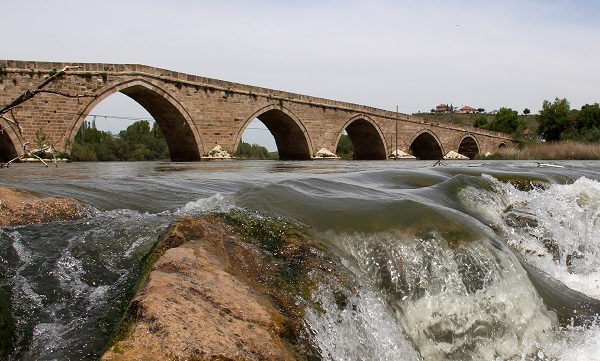 1492 yılında yapıldı! Bakın tarihi köprü kimlere yuva oldu