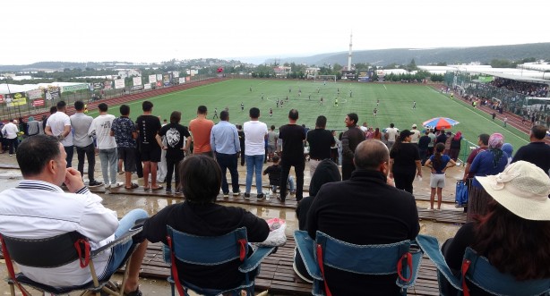 Foto - 15 bin kişi izledi! Daha önce böyle mahalle maçı görülmedi