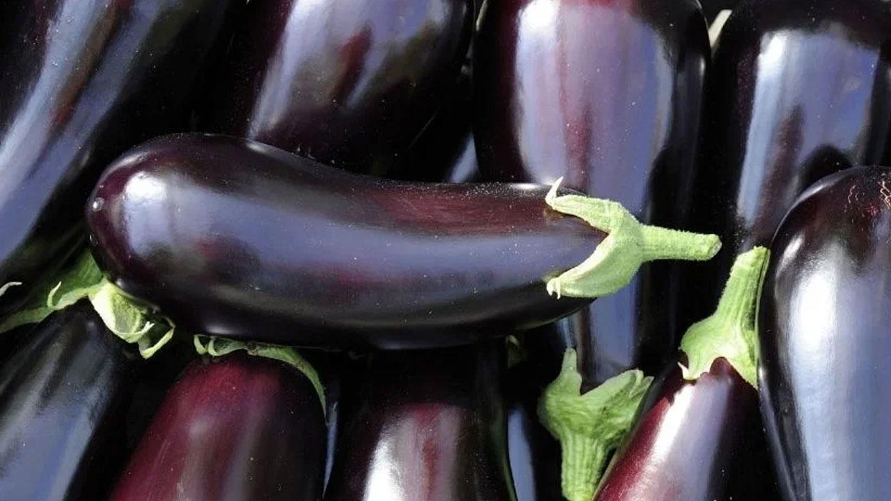 15 dakika bekletmek yetecek! İşte patlıcanın acısını alan doğal yöntem