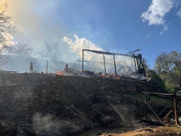 Foto - 15 ev yanmıştı! O köyde bir yangın daha