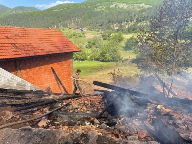 Foto - 15 ev yanmıştı! O köyde bir yangın daha