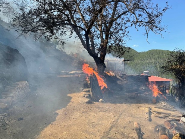 Foto - 15 ev yanmıştı! O köyde bir yangın daha