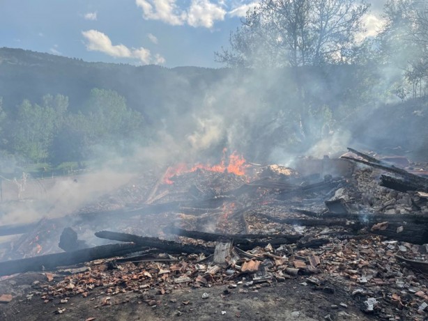 Foto - 15 ev yanmıştı! O köyde bir yangın daha