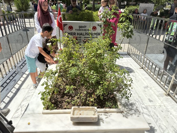 Foto - 15 Temmuz kahramanı Halisdemir'in mezarına ziyaretçi akını